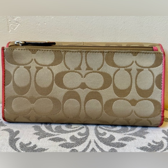 Beautiful Coach Pink & Tan Wallet - Picture 2 of 6
